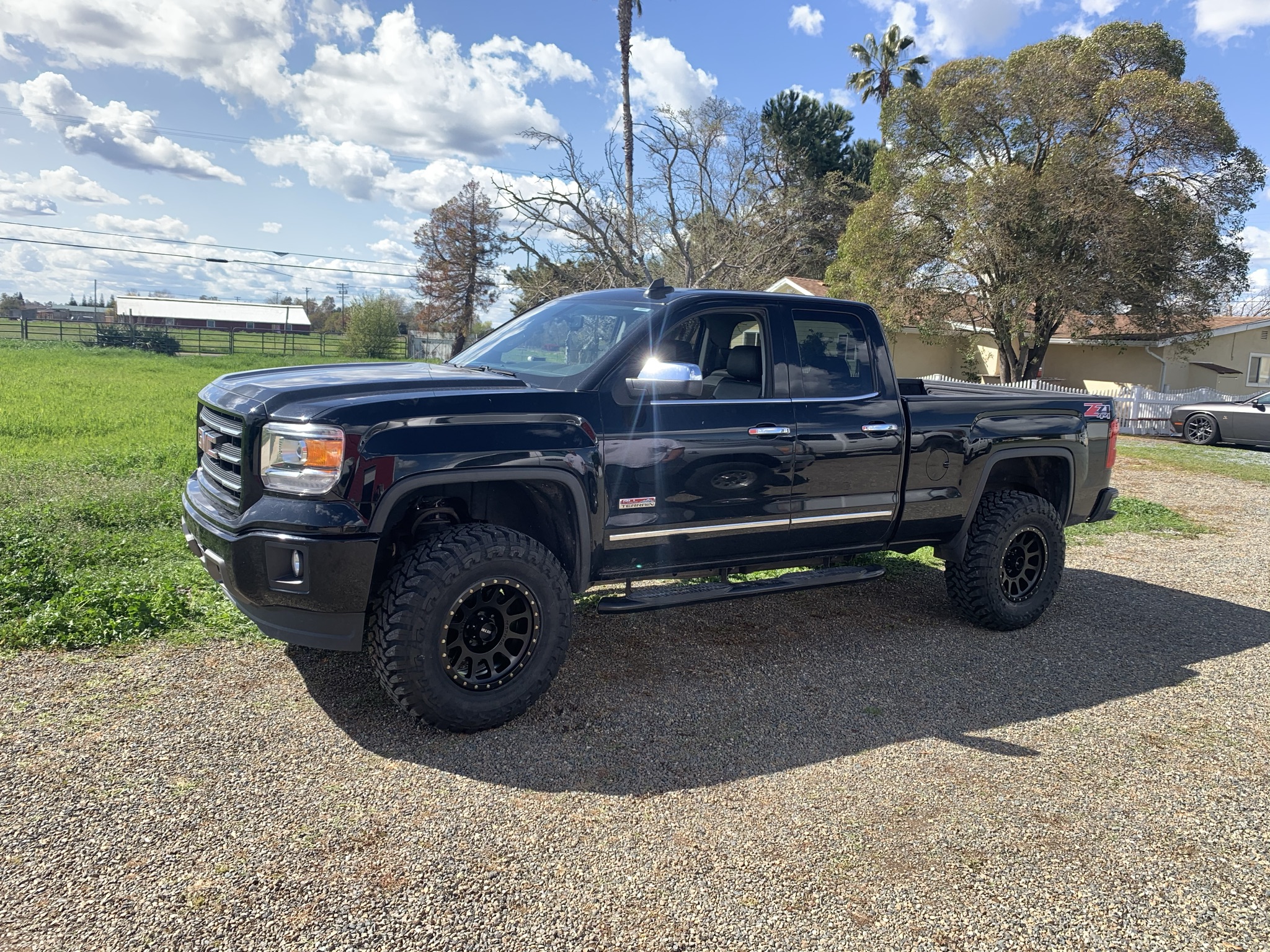 2015 GMC Sierra 1500 Method MR305 NV 18x9 -12 Toyo Open Country M/T 35x12.50R18