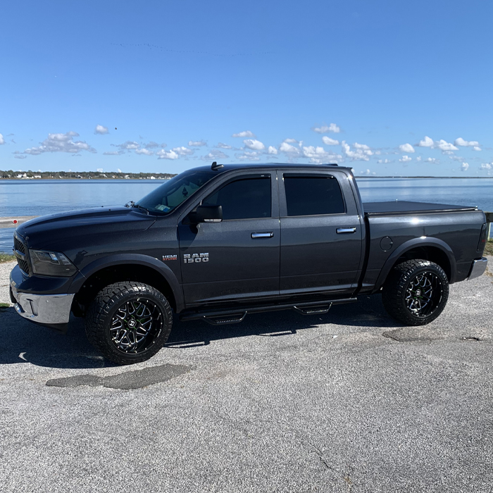 2016 RAM 1500 Hostile H108 Sprocket 20x12 -44 Nitto Ridge Grappler 33x12.50R20