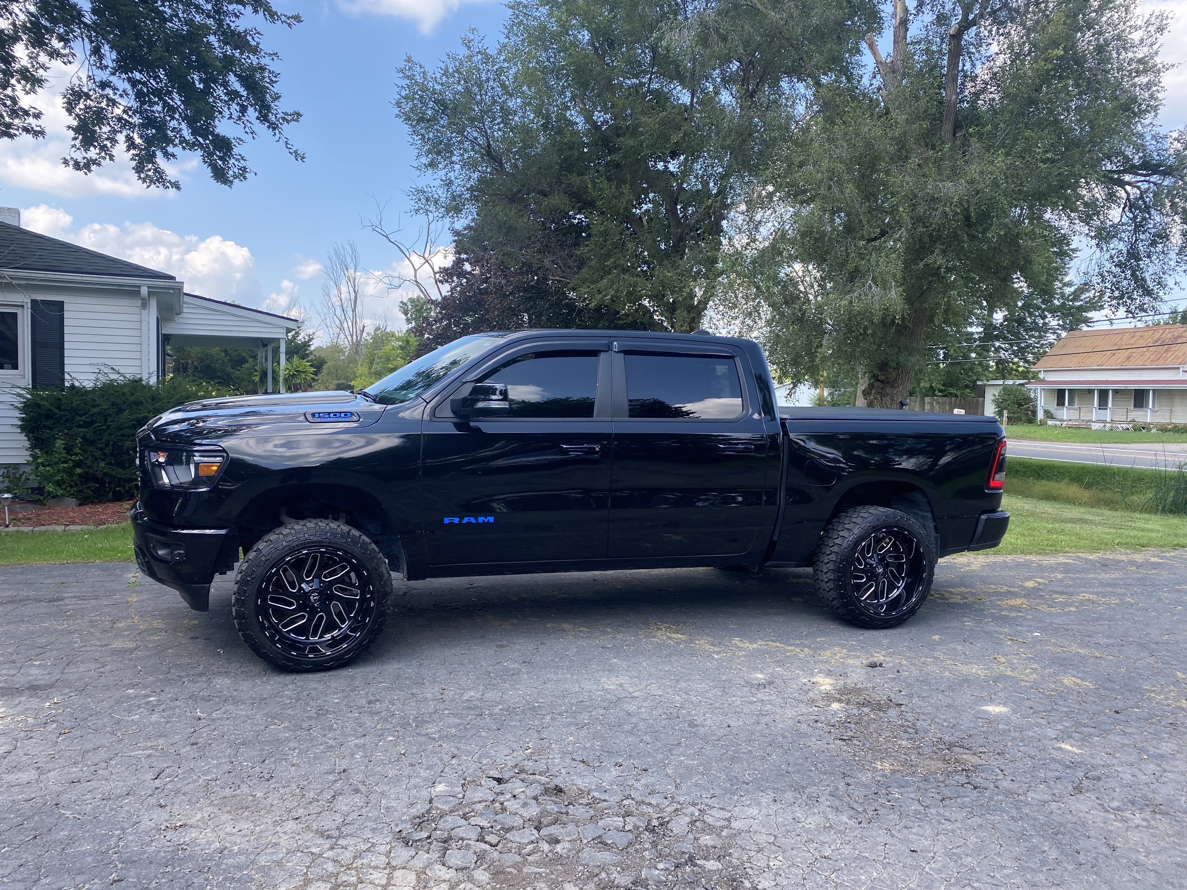 2020 Ram 1500 Fuel Offroad D581 Triton 20x12 -44 Centennial Dirt Commander M/T 33x12.50R20