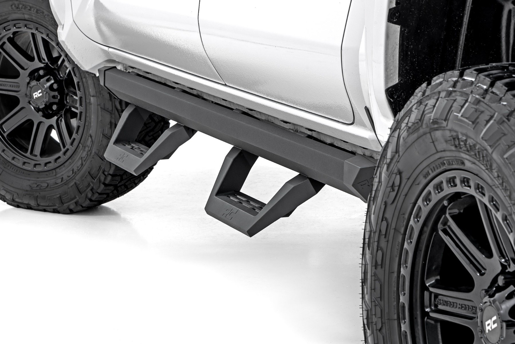 Rough Country SRX2 Adjustable Aluminum Steps | Double Cab | Toyota Tacoma 2WD/4WD (24-25)