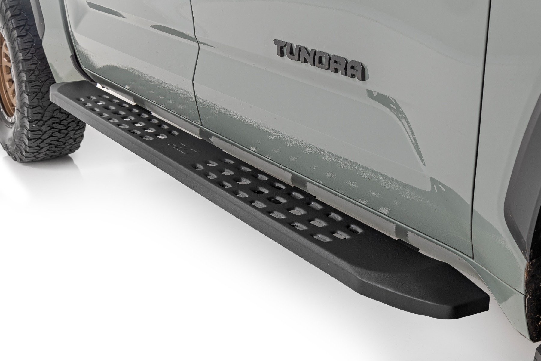 Rough Country RPT2 Running Board | Crew Cab | Black | Toyota Tundra 2WD/4WD (2022-2025)